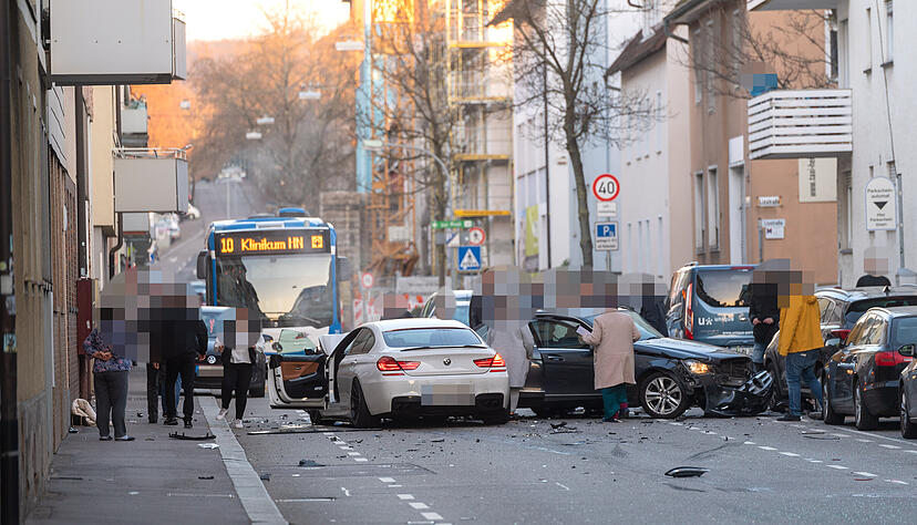 Tödlicher Unfall in Heilbronn: Mann rast in Wollhausstraße in Auto einer Familie