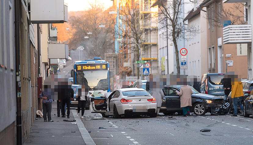 T&ouml;dlicher Unfall in Heilbronn: Mann rast in Wollhausstra&szlig;e in Auto einer Familie