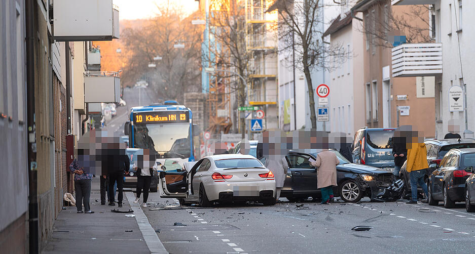 Tödlicher Unfall in Heilbronn: Mann rast in Wollhausstraße in Auto einer Familie