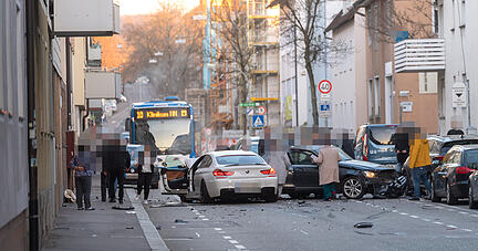 Tödlicher Unfall in Heilbronn: Mann rast in Wollhausstraße in Auto einer Familie
