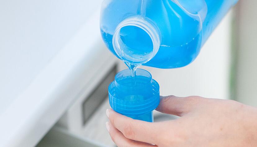 Fazit der Stiftung Warentest: Mehrere g&uuml;nstige Produkte schneiden gut ab. Fl&uuml;ssige Waschmittel sind dabei schonender f&uuml;r Textilien.