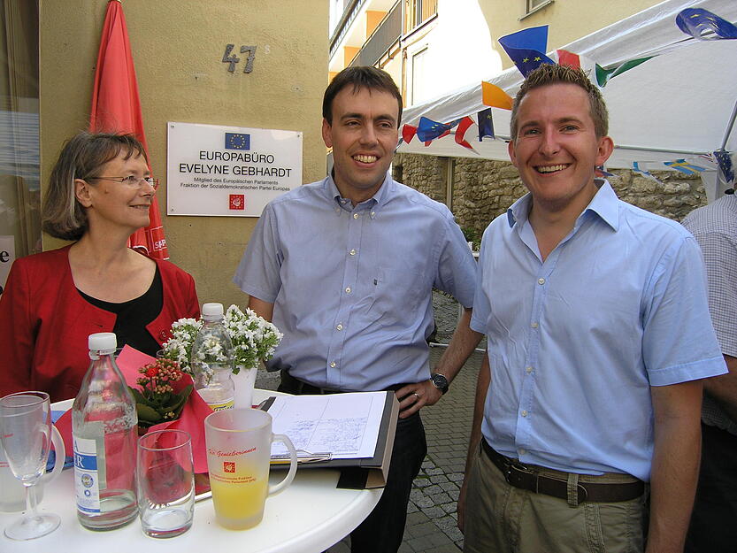 Prominente G&auml;ste beim 17. Europafest in der K&uuml;nzelsauer Keltergasse im September 2011. Von links:  Evelyne Gebhardt, SPD Landesvorsitzender Nils Schmid und B&uuml;rgermeister Stefan Neumann.  Foto: HSt-Archiv