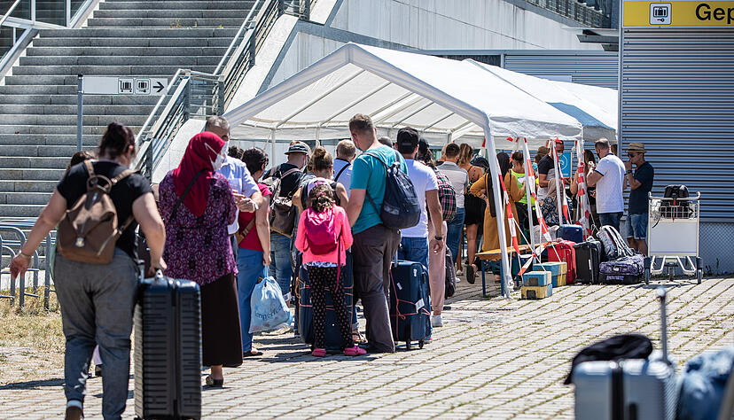Reiserückkehrer stehen vor dem Corona-Testzentrum am Flughafen Stuttgart. Foto: dpa