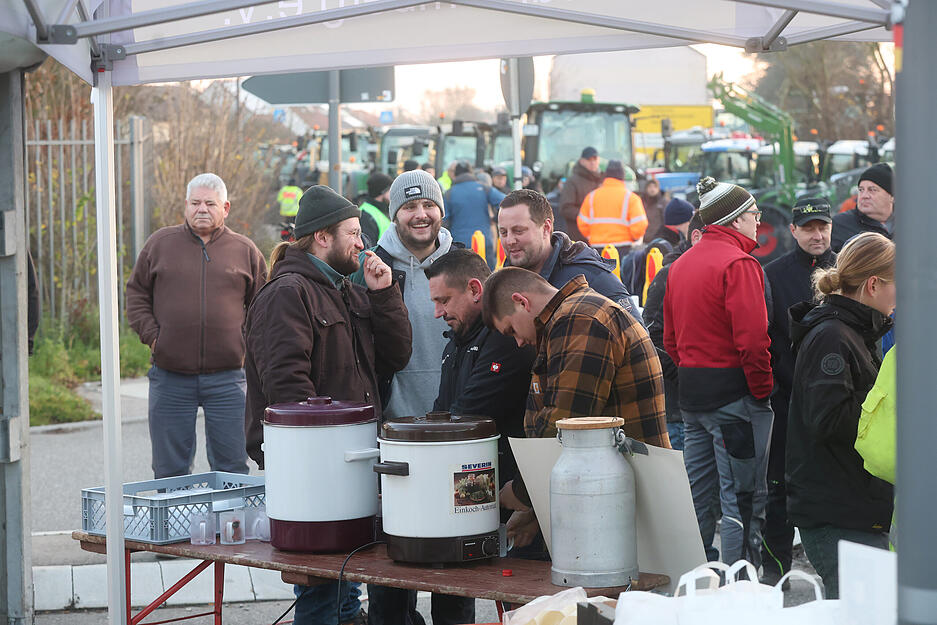 Die Landwirte kommen vor der Lidl-Zentrale ins Gespräch. Die Landwirte kommen vor der Lidl-Zentrale ins Gespräch.