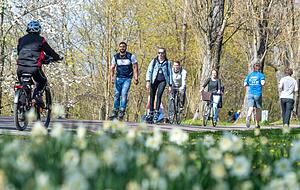 Radler, Inlineskater, Jogger und Spaziergänger: Viel los ist an diesem frühlingshaften Samstag auch im Heilbronner Wertwiesenpark. Einer der Orte, an dem die Polizei die Einhaltung der Corona-Verordnung kontrollierte.
Foto: Mario Berger