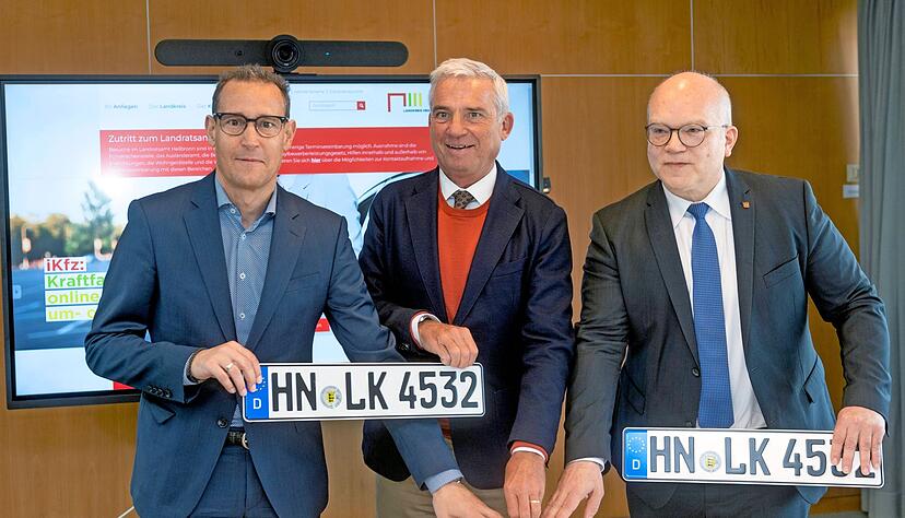 Komm.One-Vorstandsvorsitzender William Schmitt (v.l.), Minister Thomas Strobl und Landrat Norbert Heuser drücken symbolisch den grünen Knopf.
Foto: Mario Berger