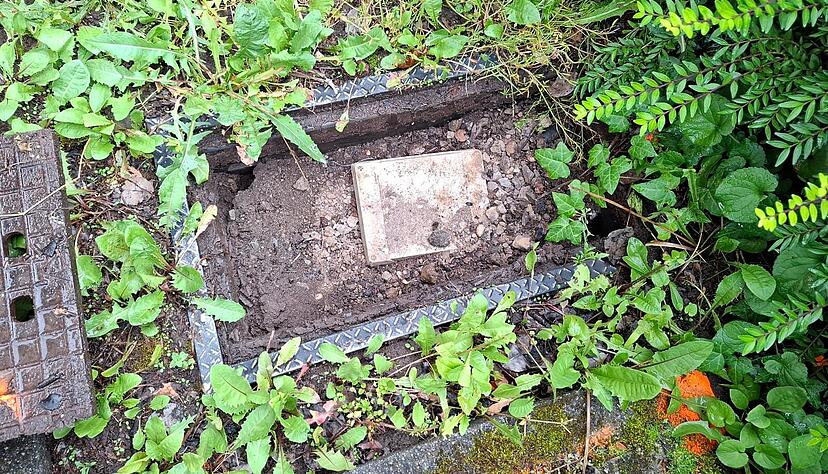 Eines der Gr&uuml;nde f&uuml;r eine defekte Stra&szlig;enbeleuchtung. Der Unterflurschacht ist durch Starkregen mit Dreck &uuml;berflutet.