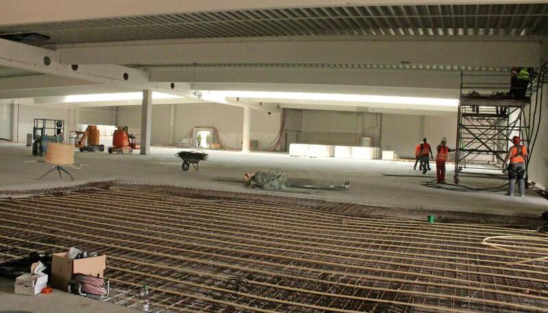 Die letzten Felder der Fußbodenheizung werden im Markt verlegt. Die frei tragende Betondecke liegt auf 240 Gußpfählen auf.
Fotos: Peter Boxheimer