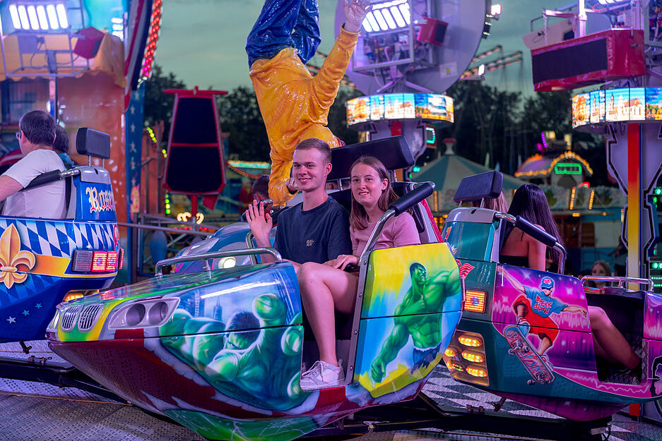 Während bei der Eröffnung des Heilbronner Volksfests der Besucherandrang noch verhalten war, füllte sich das Gelände auf der Theresienwiese am Samstag deutlich.  Unzählige Besucher spazierten über das Gelände oder nutzen die Fahrgeschäfte.
