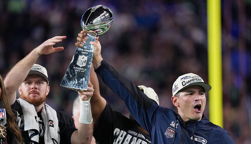 Nur gemeinsam: Trainer MacDonald (rechts) reckt den Pokal mit seinen Spielern Darnold (links) und Walker in die H&ouml;he.