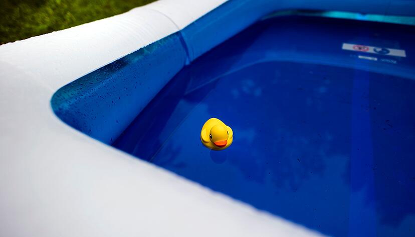 Sicherer Untergrund, Abdeckungen und Umzäunungen schützen. Und: die Kinder am und im Pool stets im Blick zu haben. Sicherer Untergrund, Abdeckungen und Umzäunungen schützen. Und: die Kinder am und im Pool stets im Blick zu haben.