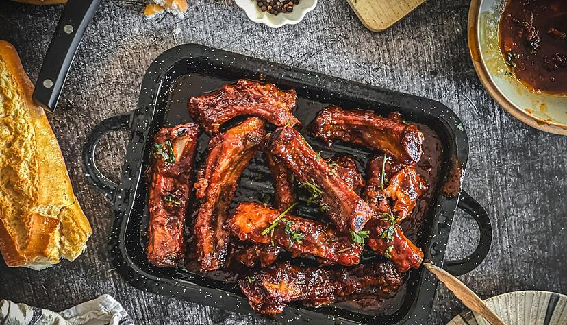 Anders als bei den &uuml;blichen Rippchenstr&auml;ngen werden hier die Ribs bereits vor dem Grillen einzeln geschnitten.