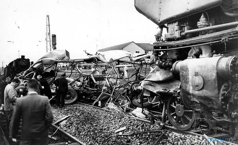 1959: Der Pressefotograf am Unfallort: Bei dem schweren Busunglück in Lauffen kommen 37 Menschen ums Leben. 1959: Der Pressefotograf am Unfallort: Bei dem schweren Busunglück in Lauffen kommen 37 Menschen ums Leben.