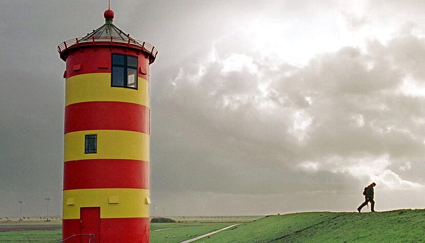 Der Pilsumer Leuchtturm direkt am Nordseedeich wurde durch die „Otto“-Filme bekannt. Foto: dpa Der Pilsumer Leuchtturm direkt am Nordseedeich wurde durch die „Otto“-Filme bekannt. Foto: dpa