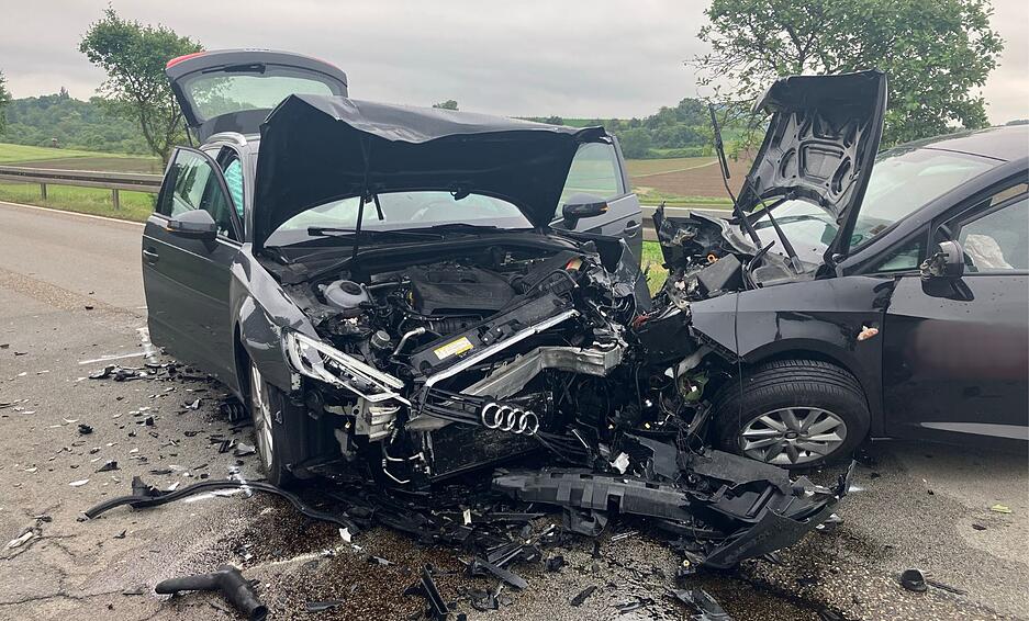 Die beiden Fahrerinnen wurden von Rettungsdiensten ins Krankenhaus gebracht. Die beiden Fahrerinnen wurden von Rettungsdiensten ins Krankenhaus gebracht.