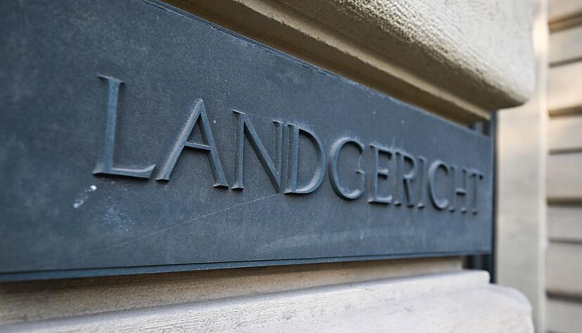 Am Landgericht Karlsruhe ging der Prozess gegen drei Mitarbeiter des KSC-Fanprojekts weiter. (Archivbild)