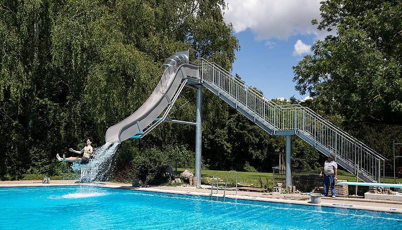 Petros Statheros von der B&auml;derverwaltung weihte die neue Rutsche im Freibad Gesundbrunnen gestern inoffiziell ein. Sein Urteil hinterher: "Ein super toller Spa&szlig;." Mit der Er&ouml;ffnung des Bades am Montag kann gerutscht werden.
Foto Veigel