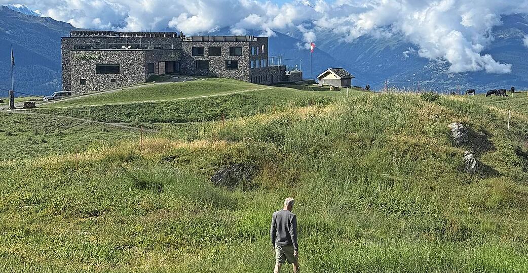 Das Hotel und Restaurant Chetzeron auf 2112 Metern über Crans-Montana war von 1964 bis 2004 eine Bergstation. Der Hotelier und Gastronom Sami Lamaa wollte das Gebäude und den Geist des Ortes erhalten, das ist ihm trefflich gelungen.