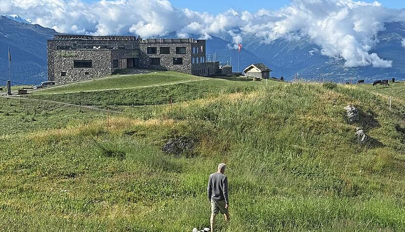 Das Hotel und Restaurant Chetzeron auf 2112 Metern über Crans-Montana war von 1964 bis 2004 eine Bergstation. Der Hotelier und Gastronom Sami Lamaa wollte das Gebäude und den Geist des Ortes erhalten, das ist ihm trefflich gelungen. Das Hotel und Restaurant Chetzeron auf 2112 Metern über Crans-Montana war von 1964 bis 2004 eine Bergstation. Der Hotelier und Gastronom Sami Lamaa wollte das Gebäude und den Geist des Ortes erhalten, das ist ihm trefflich gelungen.