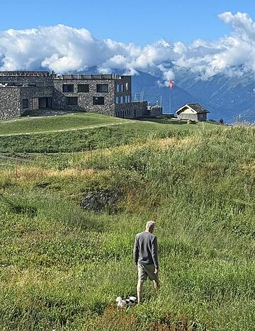 Das Hotel und Restaurant Chetzeron auf 2112 Metern über Crans-Montana war von 1964 bis 2004 eine Bergstation. Der Hotelier und Gastronom Sami Lamaa wollte das Gebäude und den Geist des Ortes erhalten, das ist ihm trefflich gelungen. Das Hotel und Restaurant Chetzeron auf 2112 Metern über Crans-Montana war von 1964 bis 2004 eine Bergstation. Der Hotelier und Gastronom Sami Lamaa wollte das Gebäude und den Geist des Ortes erhalten, das ist ihm trefflich gelungen.