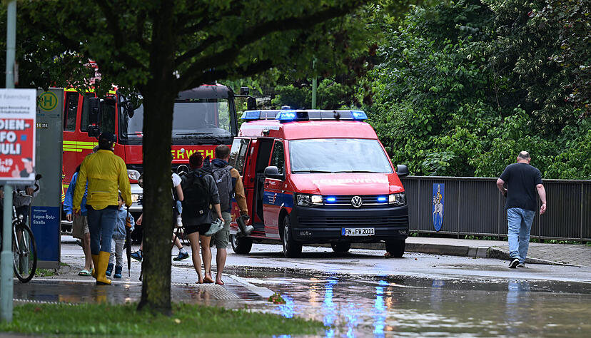 26.06.2024, Baden-Württemberg, Oberteuringen: Die Feuerwehr ist an einer überfluteten Straße in Oberteuringen (Bodenseekreis) im Einsatz. 26.06.2024, Baden-Württemberg, Oberteuringen: Die Feuerwehr ist an einer überfluteten Straße in Oberteuringen (Bodenseekreis) im Einsatz.