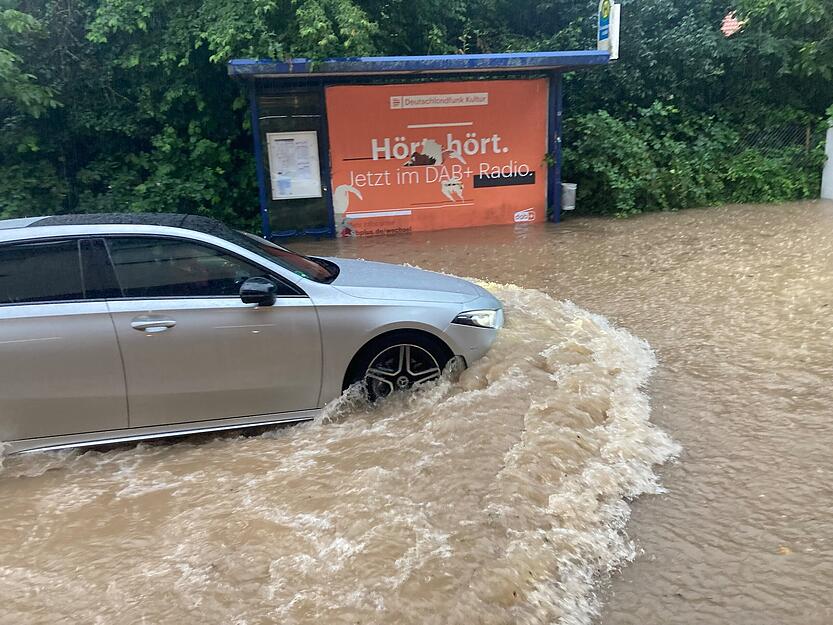 Während des Unwetters fährt ein Auto durch die überfluteten Straßen von Biberach. Während des Unwetters fährt ein Auto durch die überfluteten Straßen von Biberach.