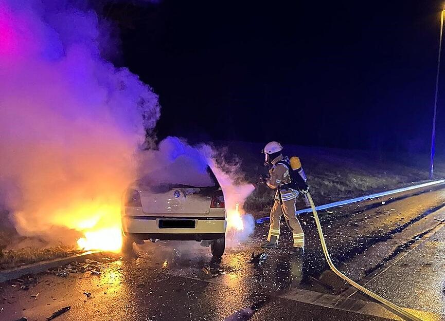 Die Polizei zog einen Sachverständigen zur Klärung des Unfallhergangs hinzu. Die Neckartalstraße blieb für die Zeit der Unfallaufnahme in beide Richtungen gesperrt. Der genaue Unfallhergang war zunächst völlig unklar.