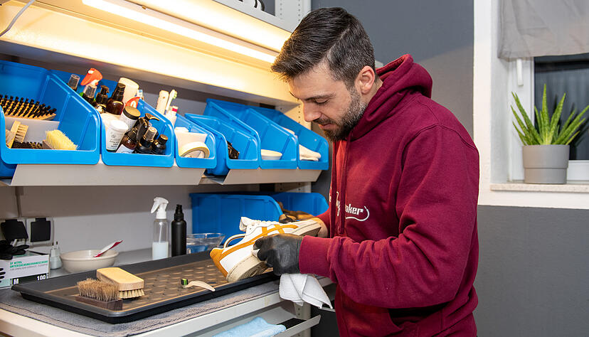 Sneakerreiniger Marcello Casula bei der Arbeit in seiner Werkstatt. Das weiße Exemplar macht ihm wenig Mühe. Fotos: Christiana Kunz Sneakerreiniger Marcello Casula bei der Arbeit in seiner Werkstatt. Das weiße Exemplar macht ihm wenig Mühe. Fotos: Christiana Kunz