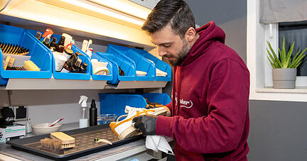 Sneakerreiniger Marcello Casula bei der Arbeit in seiner Werkstatt. Fotos: Christiana Kunz