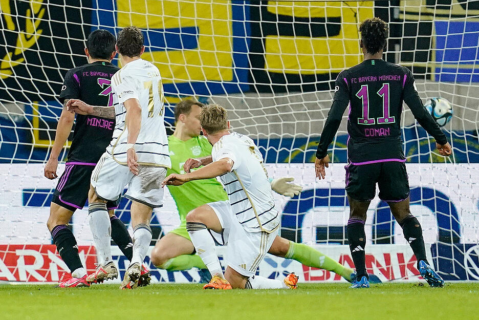 Saarbrückens Marcel Gaus (2.v.l.) schießt das Tor zum Endstand von 2:1. Saarbrückens Marcel Gaus (2.v.l.) schießt das Tor zum Endstand von 2:1.