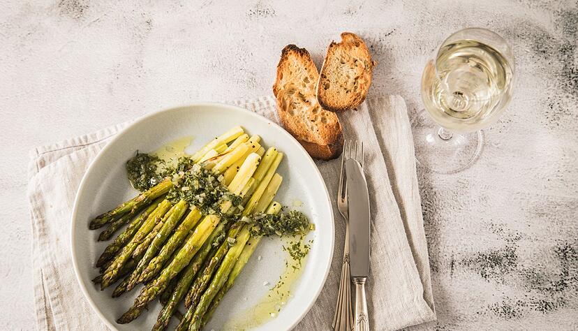 Wie w&auml;r's mit gr&uuml;nem Spargel vom Grill? Stangen mit Oliven&ouml;l, Salz und Pfeffer vermischen und f&uuml;r 12 Minuten auf den vorgeheizten Grill legen. Als Topping passt ein Kr&auml;uter-Schalotten-Dressing und geriebener Parmesan.