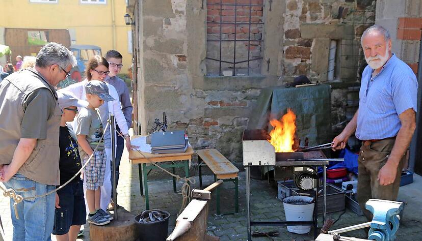 Der Berwanger Rolf Maier begeisterte in Richen die Besucher mit einer alten Schmiede.Foto: Theuer Der Berwanger Rolf Maier begeisterte in Richen die Besucher mit einer alten Schmiede.Foto: Theuer