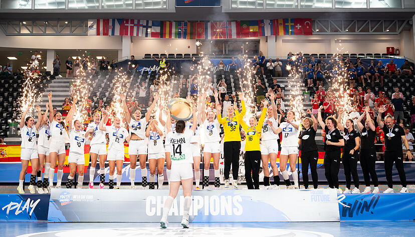 Am Sonntagabend um 21.29 Uhr durfte Kapitänin Marleen Kern den goldenen Teller für den Gewinn der U19-Europameisterschaft in die Höhe strecken.