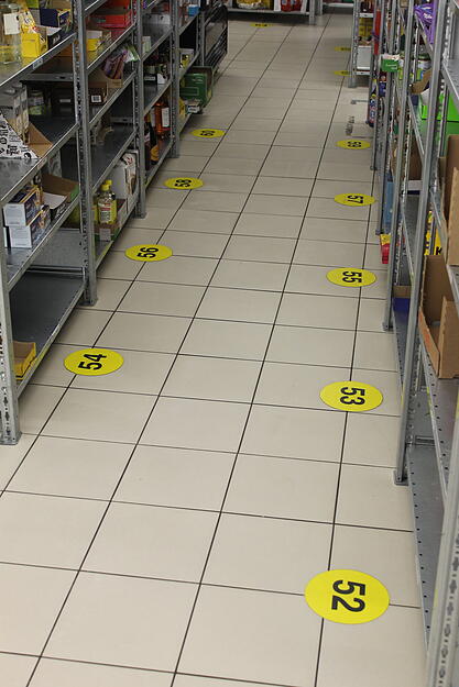 Die Regale sind nummeriert. Die Fahrer holen fertig gepackte Bestellungen am Abholregal ab. Die Regale sind nummeriert. Die Fahrer holen fertig gepackte Bestellungen am Abholregal ab.