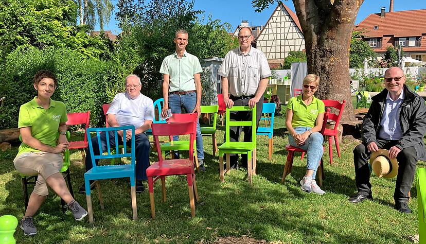 Vanessa Heitz, Bruder Hubert, Roy Jastrow, Albert Lachnit, Ilona Weikum und Pfarrer Manfred Tschacher (von links) genie&szlig;en es selbst, in der Kirchenoase &uuml;ber Gott und die Welt zu reden.
Fotos: Ulrike Plapp-Schirmer