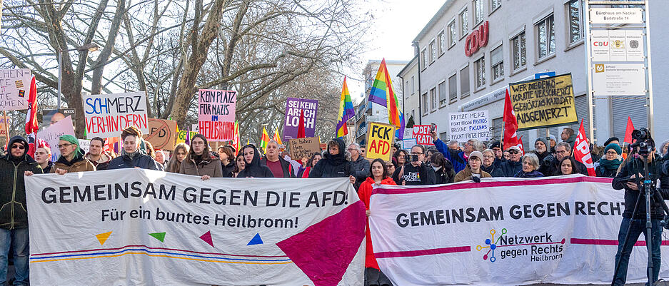 Nach einer groben Schätzung der Polizei haben sich etwa 900 Menschen vor der Geschäftsstelle des CDU-Kreisverbands in der Badstraße in Heilbronn versammelt.