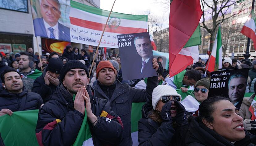 Aus Solidarit&auml;t mit den Demonstranten im Iran gingen auch in Berlin und Frankfurt am Main Menschen auf die Stra&szlig;e.