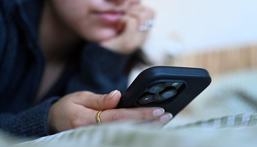 Eine App auf Rezept: Digitale Gesundheitsanwendungen k&ouml;nnen bei verschiedenen psychischen Krankheiten unterst&uuml;tzend eingesetzt werden.