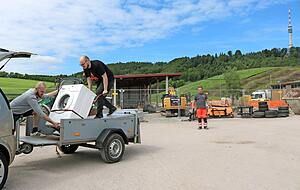 Jens Zwiefelhofer (links) und Matthias Jahn laden am Freitag in Beltersrot unter anderem eine alte Waschmaschine ab. Alles l&auml;uft reibungslos, nachdem Werner Schwarz (rechts) sie angewiesen hat.