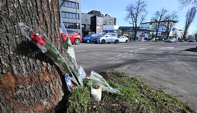 An der Unfallstelle haben Menschen Blumen und eine Kerze abgelegt.