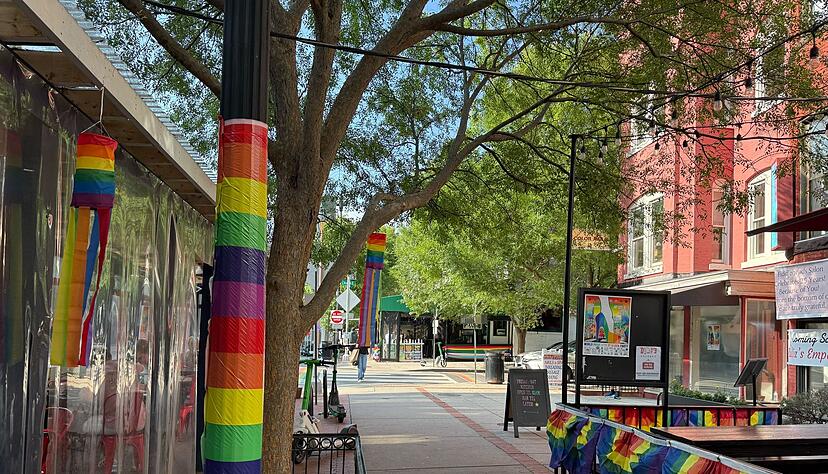 Viele Restaurants, Bars, Gesch&auml;fte und Vorg&auml;rten sind w&auml;hrend der Worldpride mit Regenbogenflaggen dekoriert.