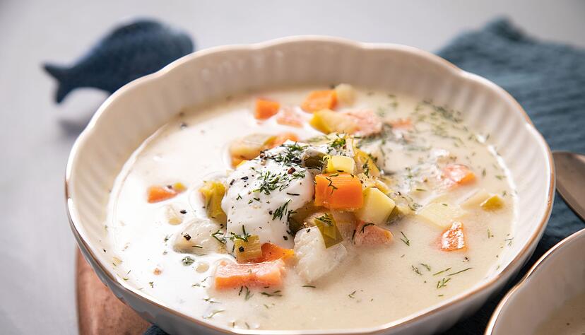 Ob im gut geführten Imbiss oder gehobenen Restaurant: Fischsuppe bekommt man speziell auf dem Darß fast überall. Dabei ist die Zubereitung sehr verschieden, mal als ganz klare Variante oder wie in dem Fall sämig mit Lachs, Kabeljau, Dill, Meerrettich und saurer Sahne. Ob im gut geführten Imbiss oder gehobenen Restaurant: Fischsuppe bekommt man speziell auf dem Darß fast überall. Dabei ist die Zubereitung sehr verschieden, mal als ganz klare Variante oder wie in dem Fall sämig mit Lachs, Kabeljau, Dill, Meerrettich und saurer Sahne.