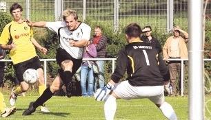 Laube-St&uuml;rmer Thomas Pantle (Mitte) hatte in der Verl&auml;ngerung zwei Mal den Siegtreffer auf dem Fu&szlig;, blieb aber jeweils erfolglos.