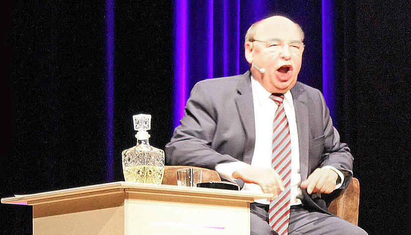 Regt sich gerne und in aufbrausender Art und Weise über Gott und die Welt auf: Deutschlands bekanntester Choleriker Gernot Hassknecht alias Hans-Joachim Heist begeisterte rund 300 Besucher in der Kultura.
Foto: Renate Väisänen Regt sich gerne und in aufbrausender Art und Weise über Gott und die Welt auf: Deutschlands bekanntester Choleriker Gernot Hassknecht alias Hans-Joachim Heist begeisterte rund 300 Besucher in der Kultura.
Foto: Renate Väisänen