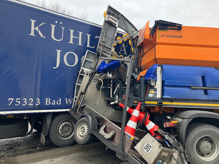 Am Donnerstagvormittag krachte der Lkw mit einem Baustellenfahrzeug zusammen. Am Donnerstagvormittag krachte der Lkw mit einem Baustellenfahrzeug zusammen.