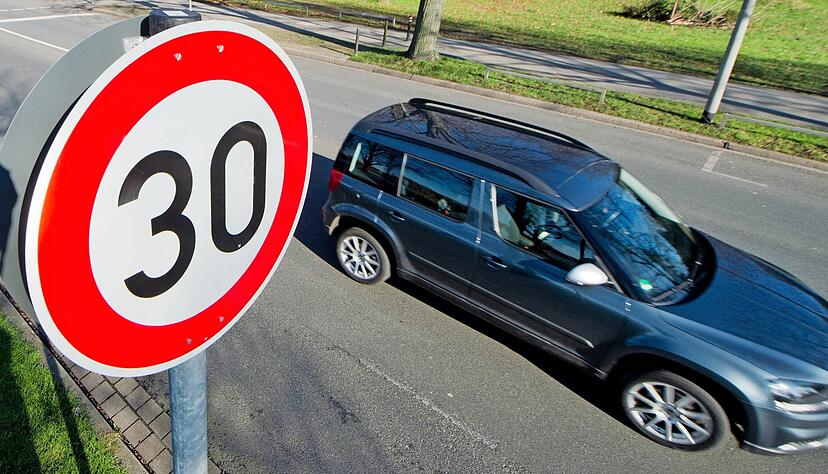Mehrere Maßnahmen des Bad Friedrichshaller Lärmaktionsplans sehen Geschwindigkeitsbegrenzungen auf 30 km/h vor.
Foto: Julian Stratenschulte/dpa Mehrere Maßnahmen des Bad Friedrichshaller Lärmaktionsplans sehen Geschwindigkeitsbegrenzungen auf 30 km/h vor.
Foto: Julian Stratenschulte/dpa