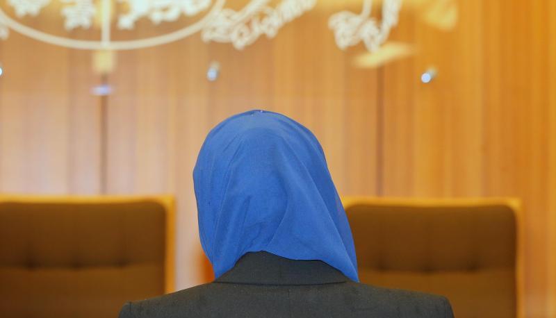 Frau mit Kopftuch in Gerichtssaal. Foto: Karl-Josef Hildenbrand/Archiv Frau mit Kopftuch in Gerichtssaal. Foto: Karl-Josef Hildenbrand/Archiv