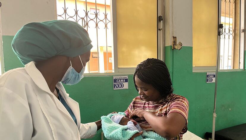 Claudia Lopes hat vor wenigen Stunden im Cajueiro Krankenhaus ihren Sohn Lucas entbunden. Dass es die Möglichkeit gibt, eine Geburtsurkunde für den kleinen Lucas zu beantragen, davon hatte die 22-Jährige noch nie gehört. Claudia Lopes hat vor wenigen Stunden im Cajueiro Krankenhaus ihren Sohn Lucas entbunden. Dass es die Möglichkeit gibt, eine Geburtsurkunde für den kleinen Lucas zu beantragen, davon hatte die 22-Jährige noch nie gehört.