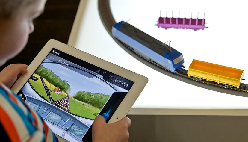 Hybride Technik: L&auml;ngst gibt es auch im Bereich der Modelleisenbahn die M&ouml;glichkeit, verschiedene Modelle via App zu steuern.