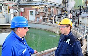 Werkleiter Uwe M&auml;nnel (li.) und Produktionsleiter Franz
Vondenhoff im Gespr&auml;ch.